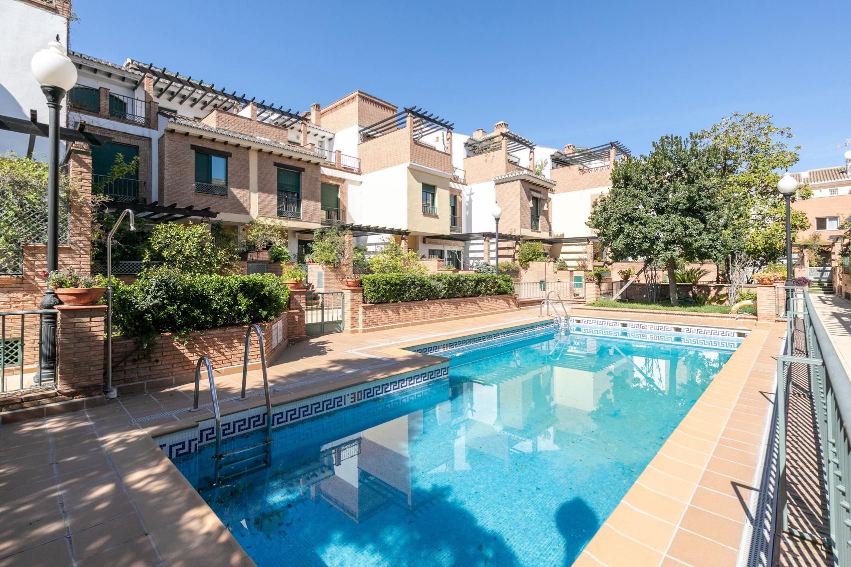 Piscina de Casa adosada en venda en  Granada Capital amb Aire condicionat, Calefacció i Jardí privat