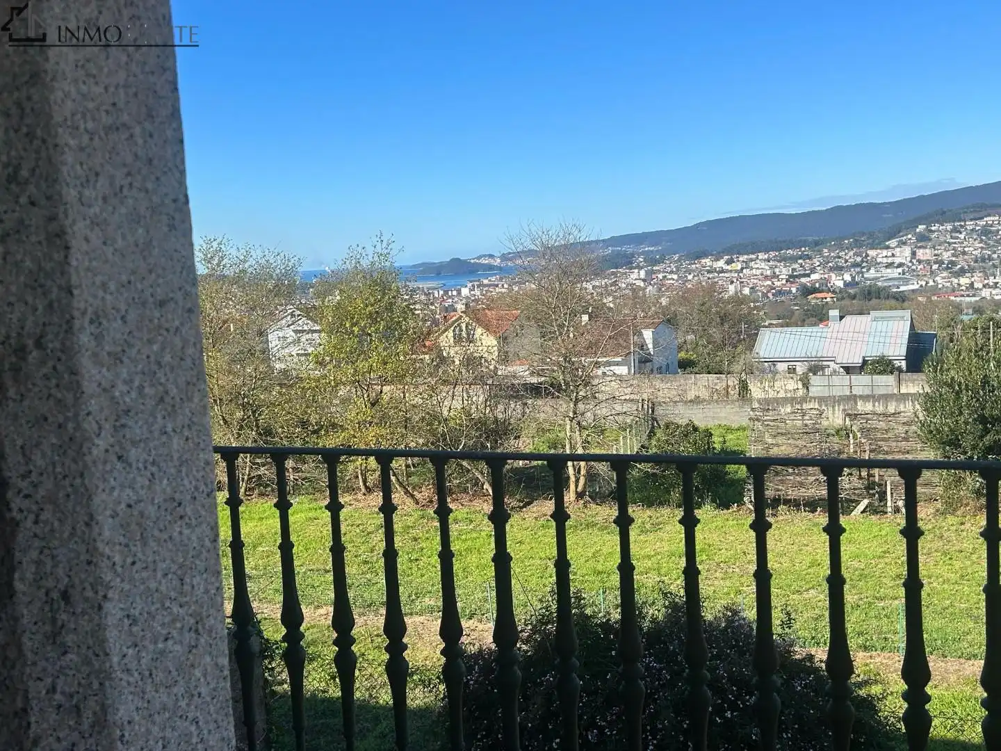 Vista exterior de Casa o xalet en venda en Pontevedra Capital  amb Calefacció, Jardí privat i Terrassa