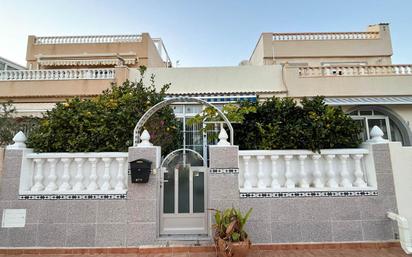 Jardí de Casa adosada en venda en Torrevieja amb Aire condicionat, Terrassa i Balcó