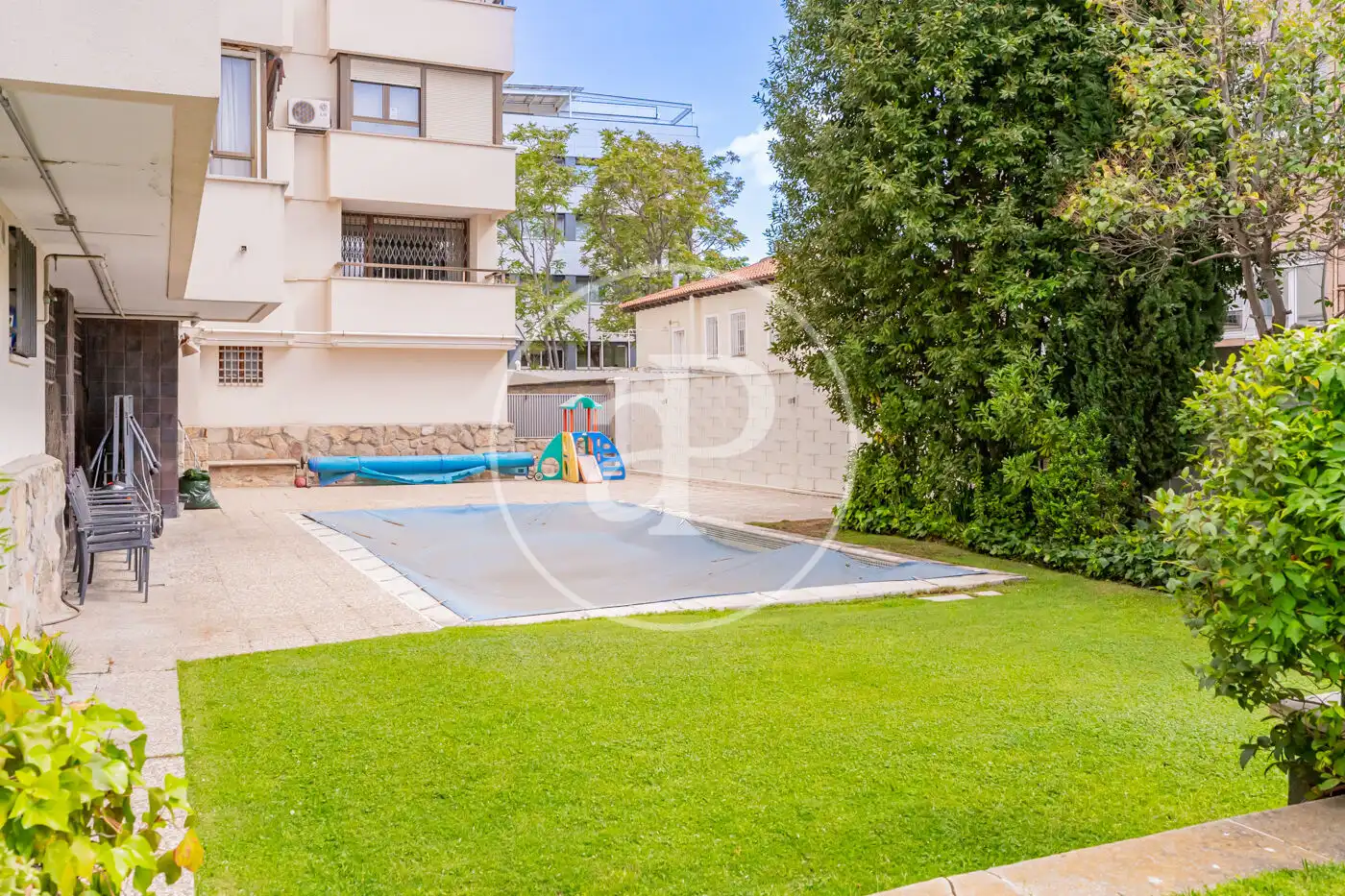Schwimmbecken von Wohnung zum Verkauf in Madrid mit Klimaanlage, Heizung und Privatgarten