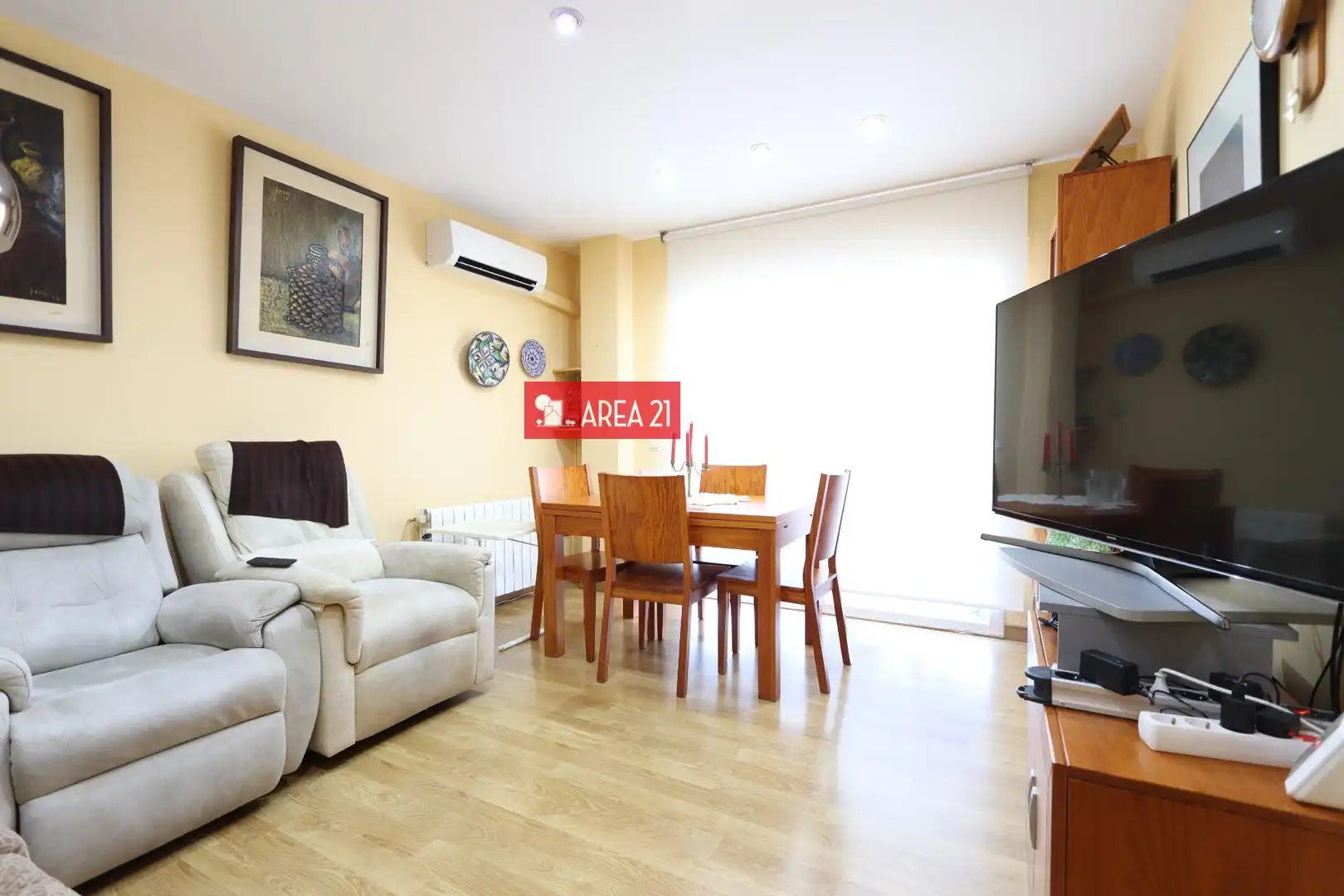 Sala d'estar de Àtic en venda en La Pobla de Vallbona amb Aire condicionat, Parquet i Terrassa