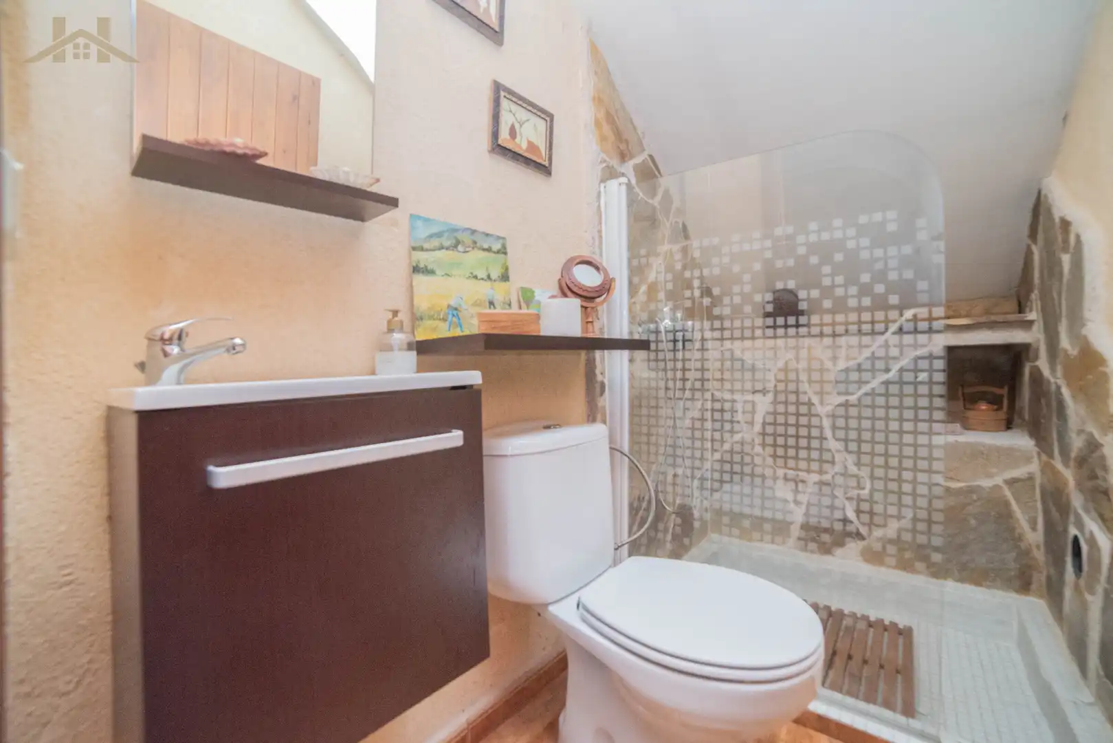 Bany de Casa o xalet en venda en Sevilla la Nueva amb Calefacció, Jardí privat i Terrassa
