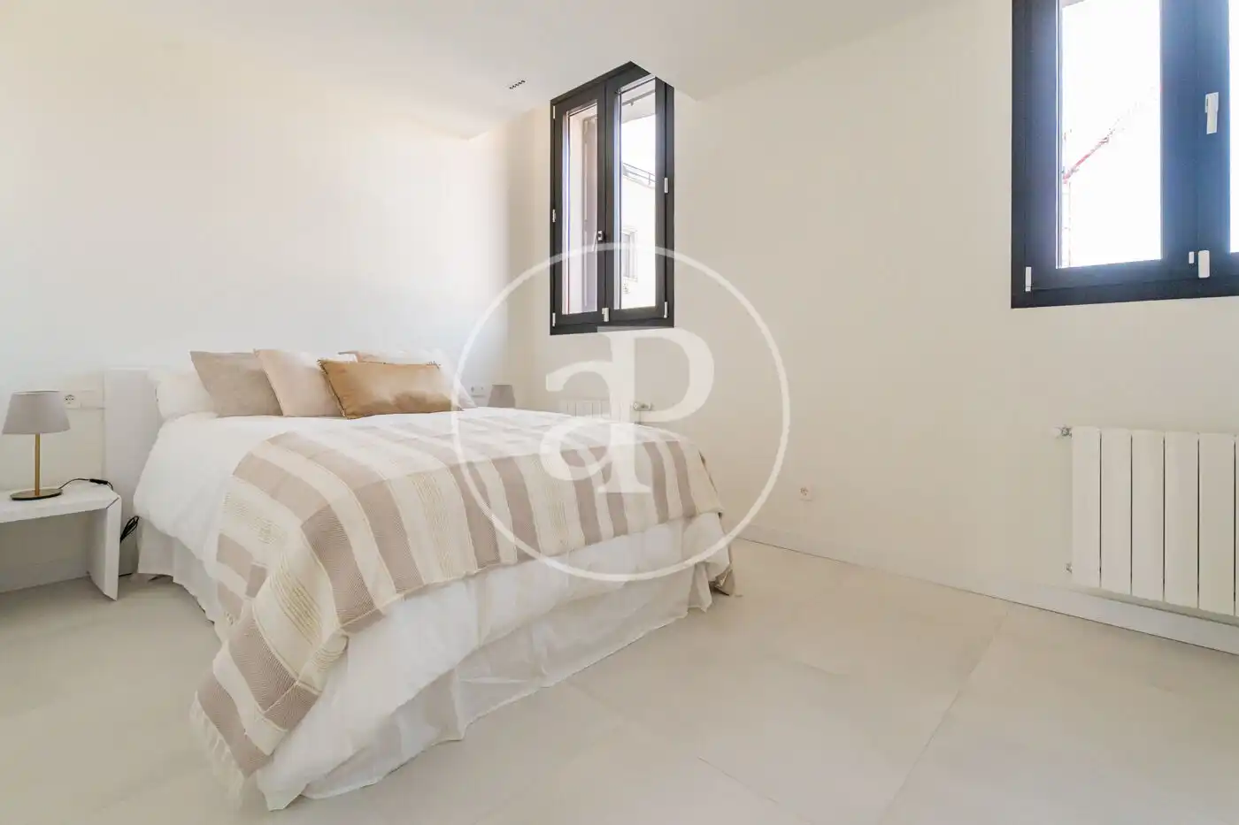 Dormitori de Casa adosada en venda en Madrid amb Aire condicionat, Calefacció i Jardí privat