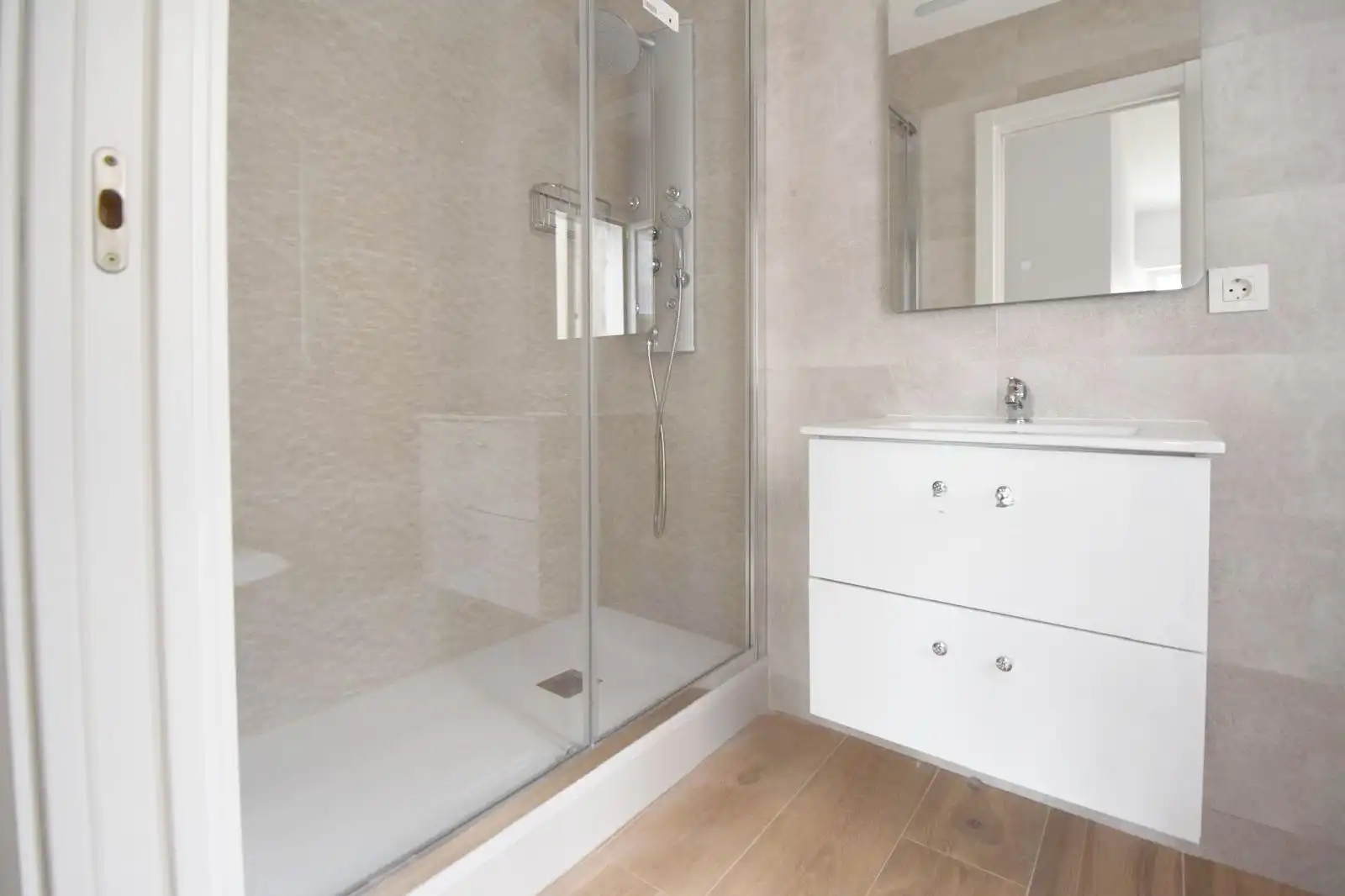 Badezimmer von Wohnung zum Verkauf in Pinto mit Heizung