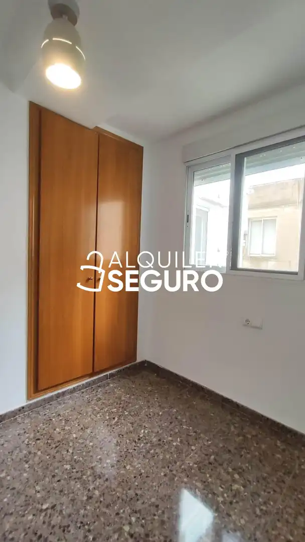 Schlafzimmer von Wohnung zur Miete in Valencia mit Klimaanlage und Heizung