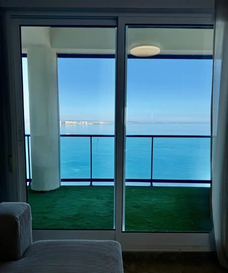 Terrasse von Dachboden zum Verkauf in La Manga del Mar Menor mit Klimaanlage, Abstellraum und Möbliert