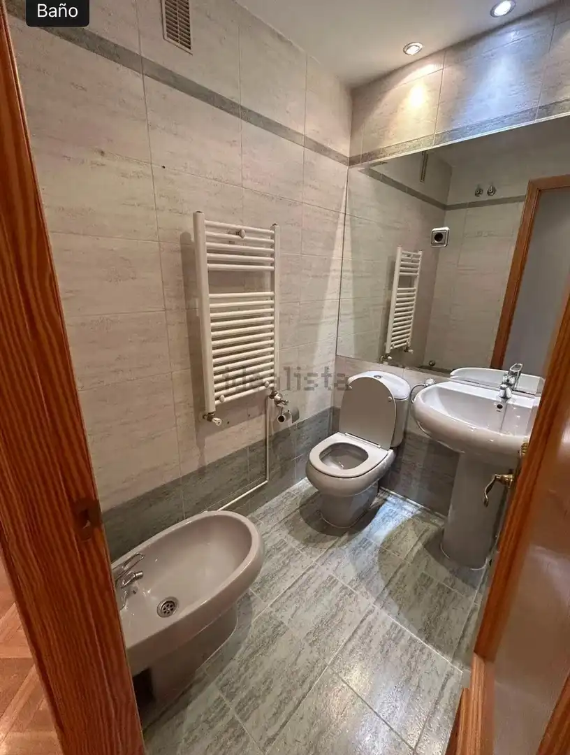 Baño de Piso de alquiler en Fuenlabrada con Aire acondicionado, Jardín privado y Trastero