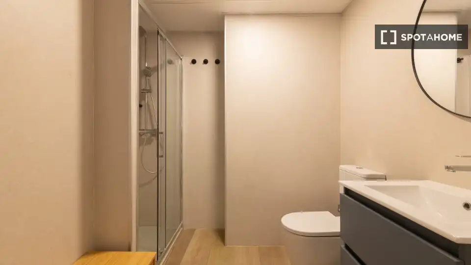 Bathroom of Flat for share in Valencia  with Air Conditioner, Heating and Terrace