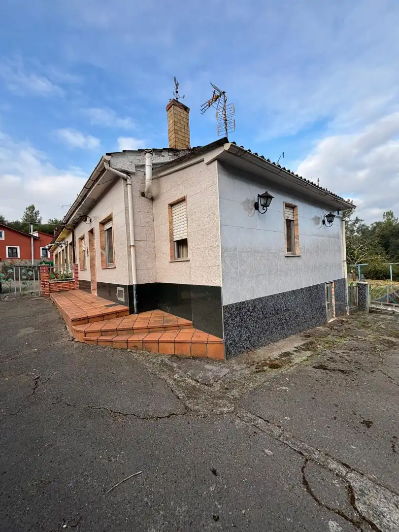 Vista exterior de Casa adosada en venta en Oviedo  con Calefacción, Jardín privado y Amueblado
