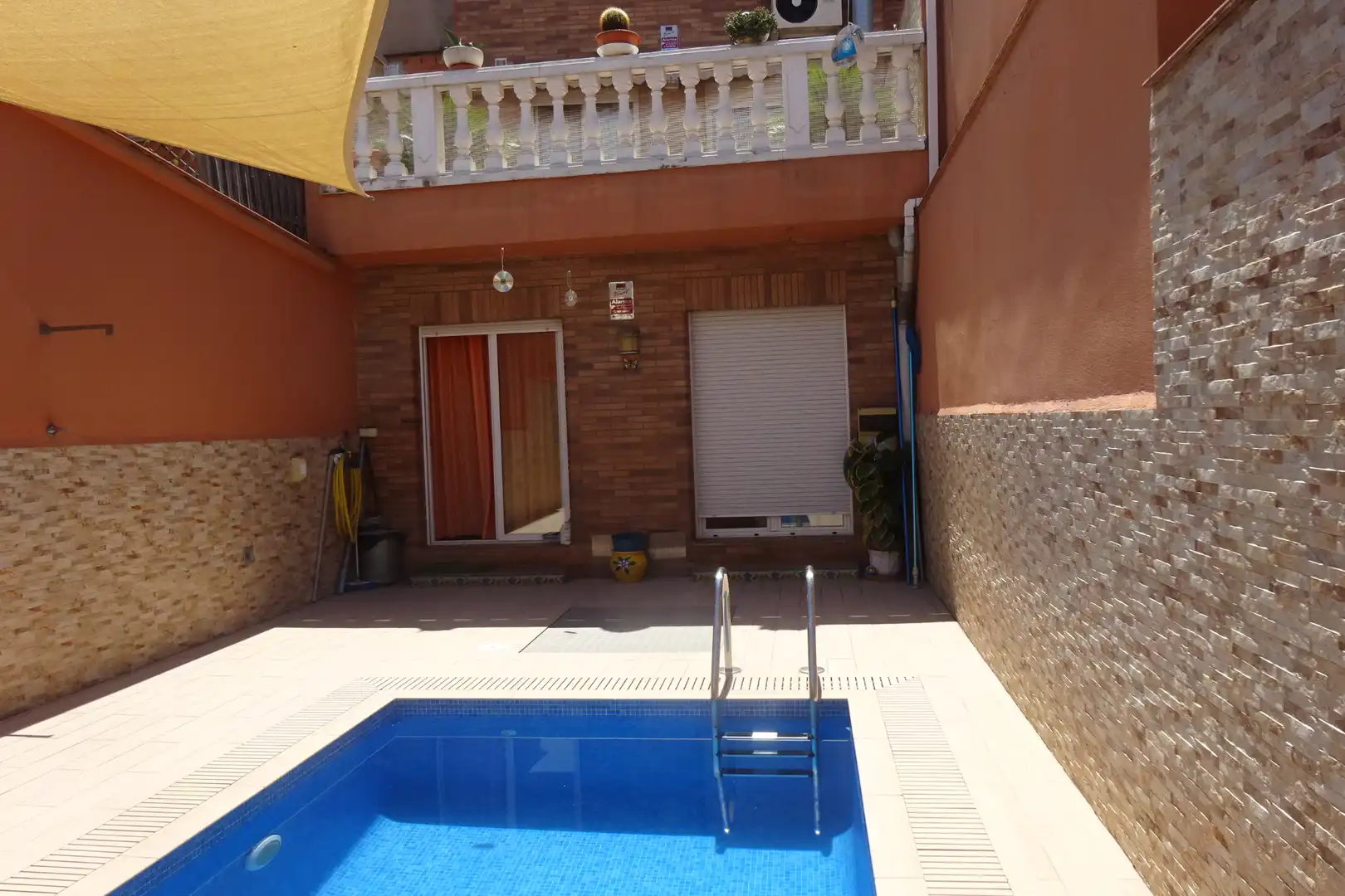 Piscina de Casa adosada en venda en Barcelona amb Aire condicionat, Calefacció i Parquet