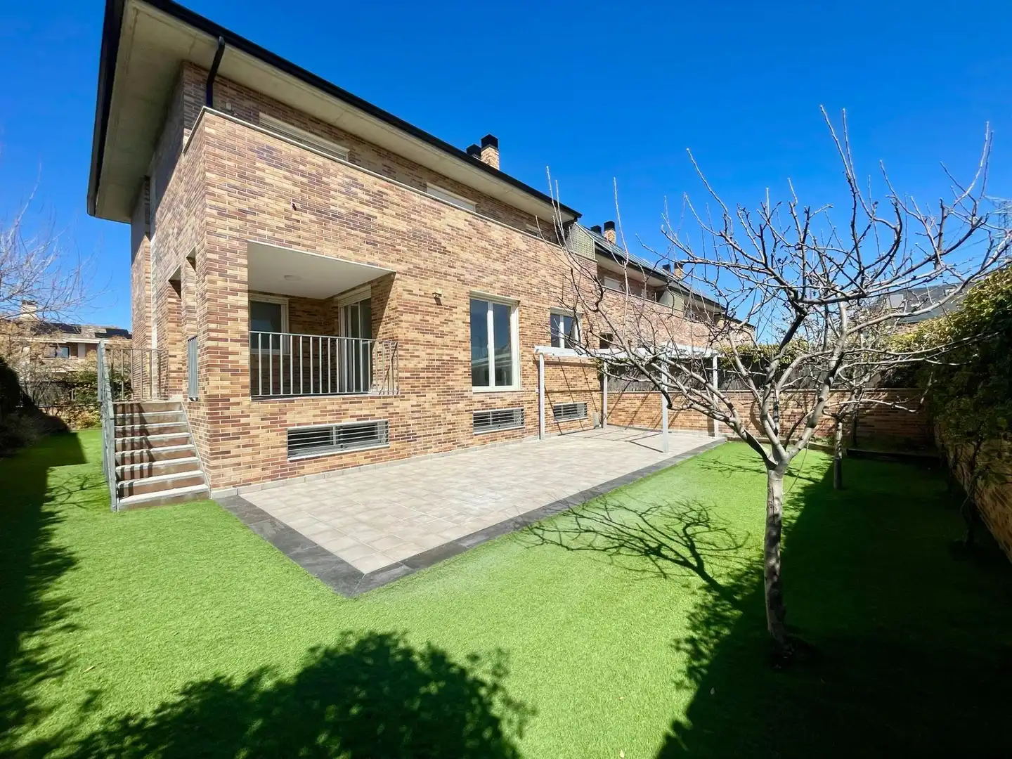 Vista exterior de Casa adosada de alquiler en Majadahonda con Aire acondicionado, Calefacción y Jardín privado