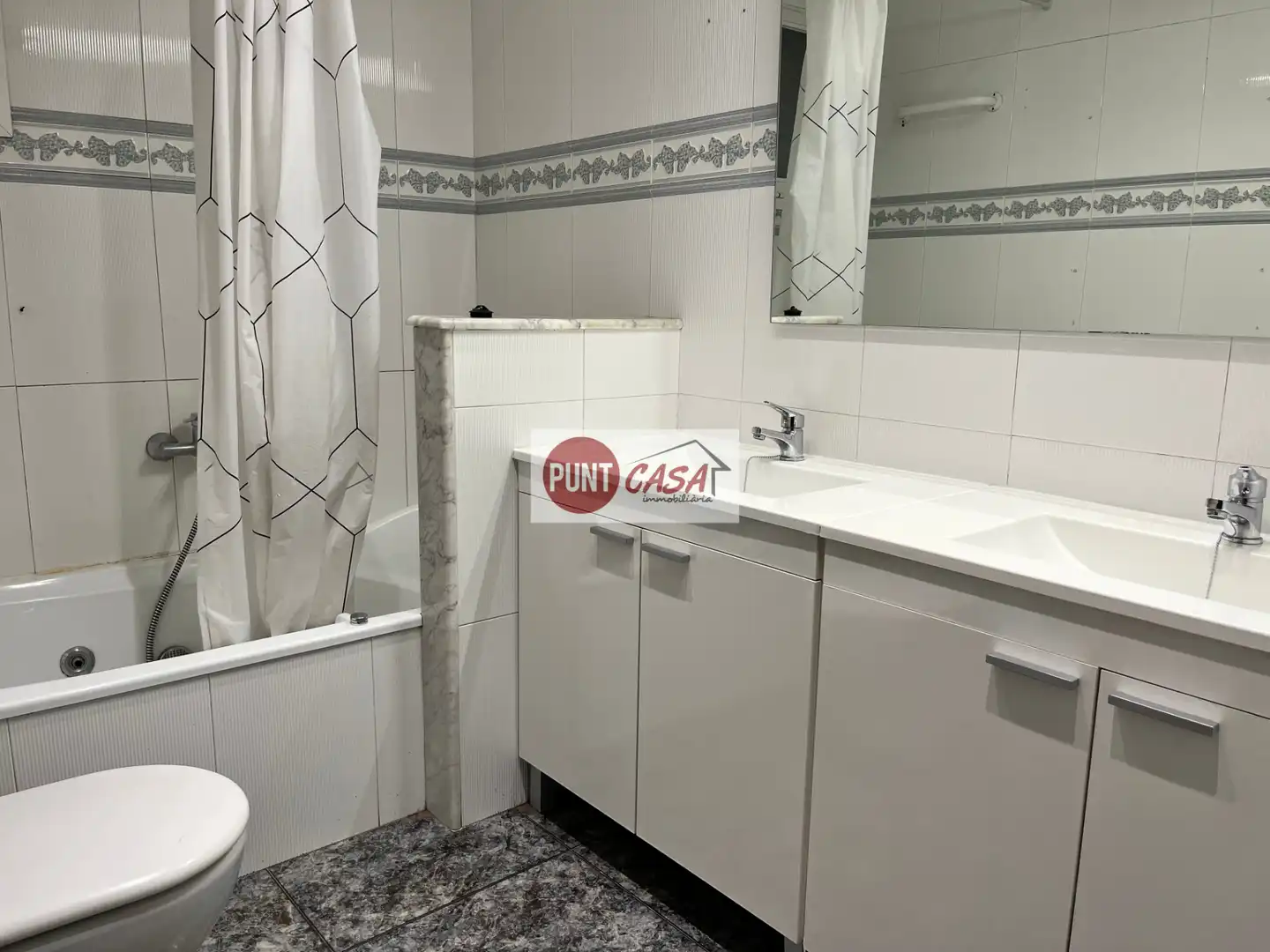 Baño de Piso de alquiler en Lleida con Calefacción, Terraza y Amueblado