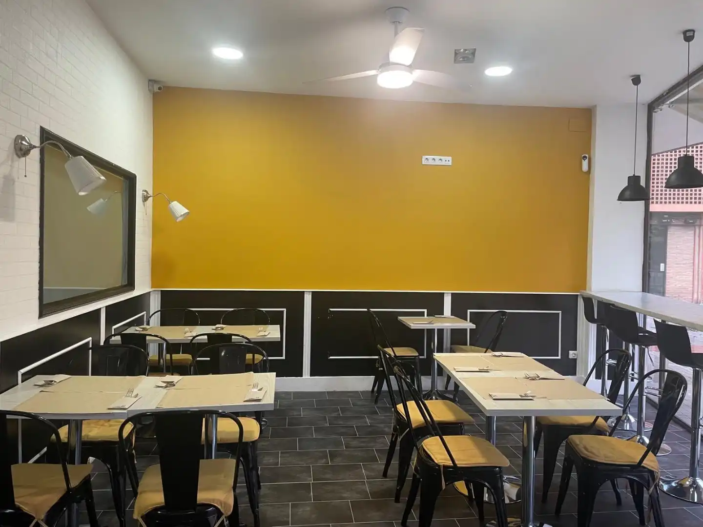 Local comercial de lloguer a Plaça de Narcís Monturiol 1