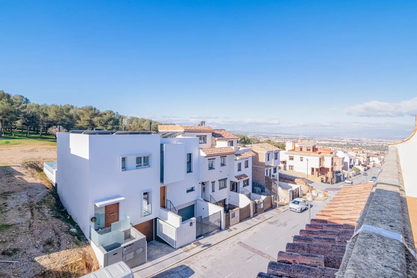 Vista exterior de Casa adosada en venda en La Zubia amb Aire condicionat, Calefacció i Terrassa