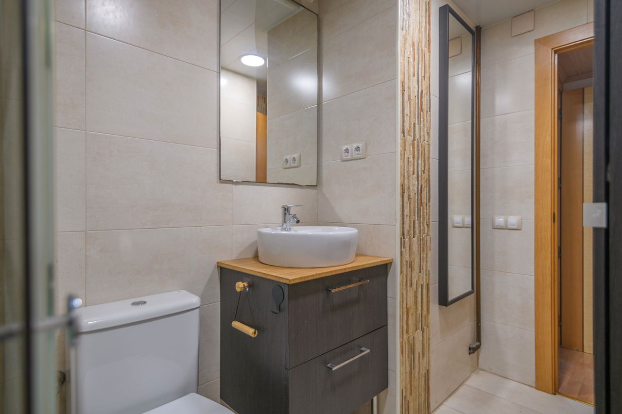 Bany de Pis en venda en Sant Feliu de Llobregat amb Calefacció, Parquet i Forn