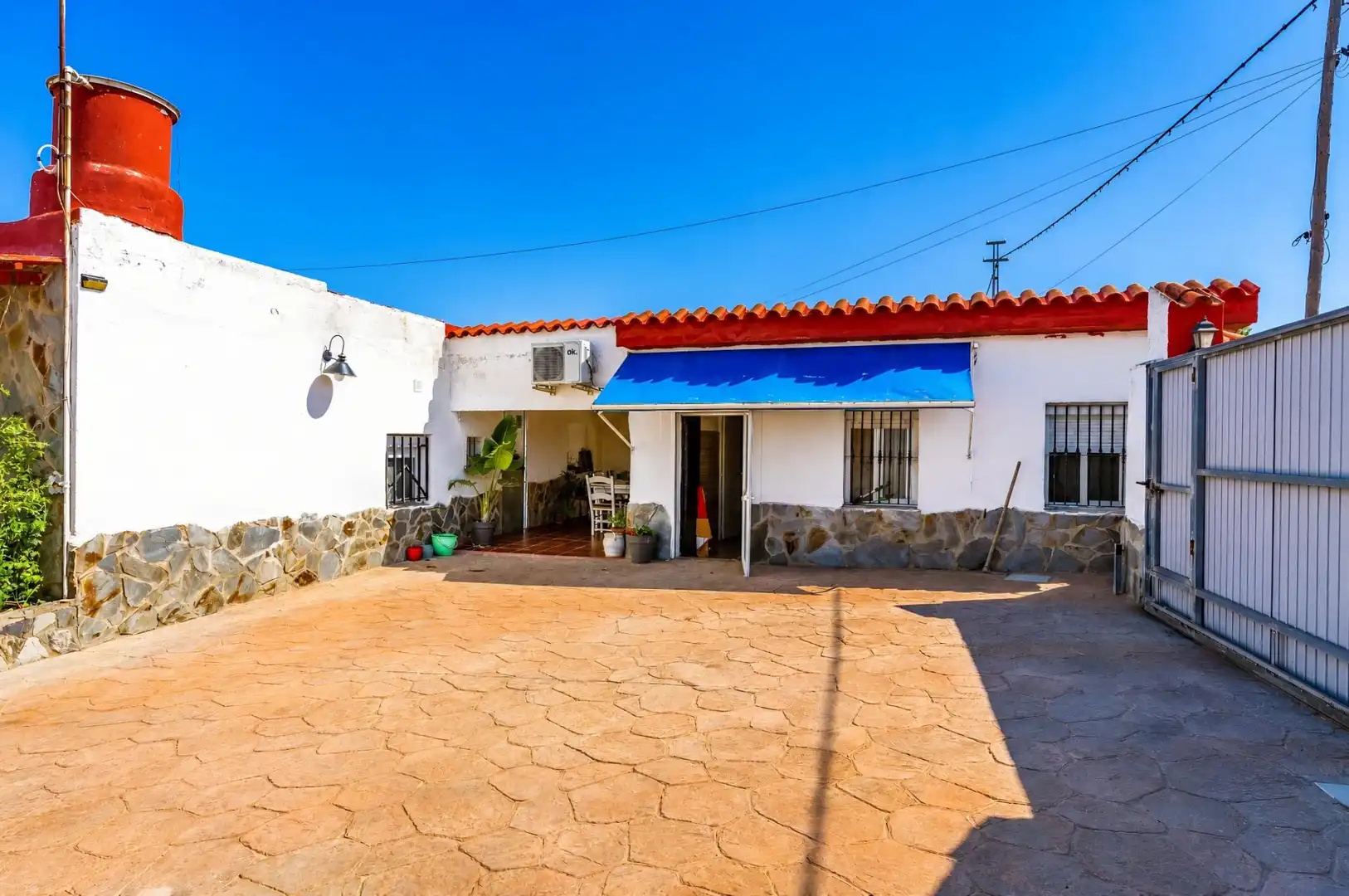 Vista exterior de Casa o xalet en venda en Chiclana de la Frontera amb Aire condicionat, Jardí privat i Terrassa