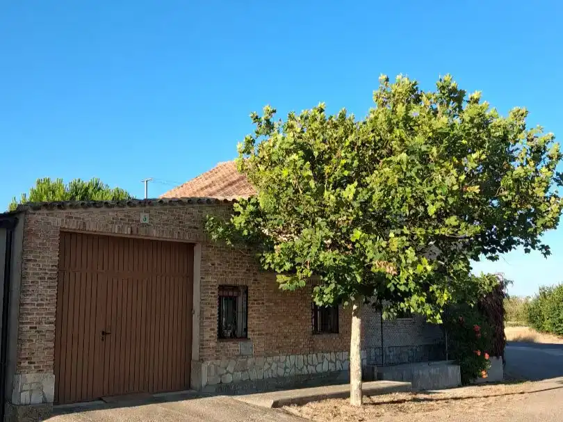 Vista exterior de Casa o xalet en venda en Villarramiel amb Aire condicionat i Balcó