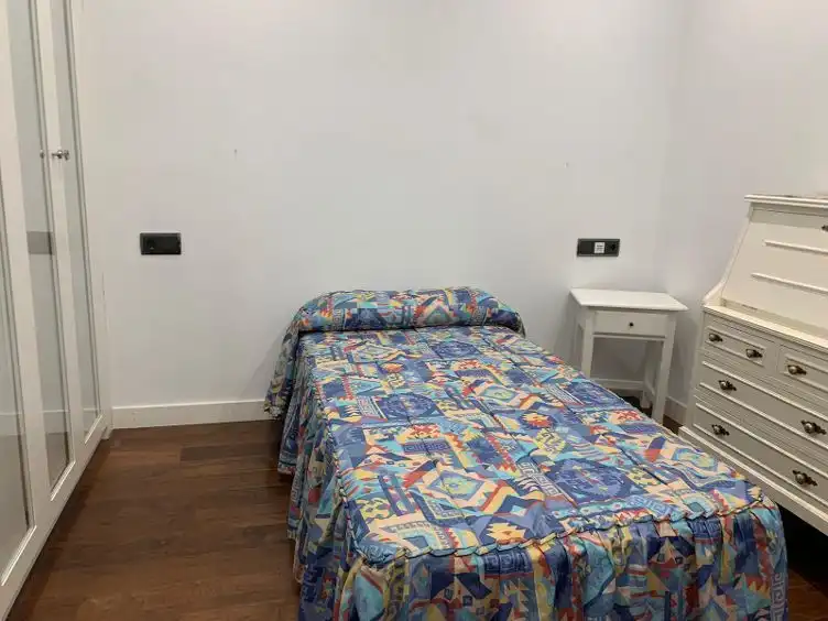 Habitación de Piso de alquiler en  Pamplona / Iruña con Calefacción, Parquet y Amueblado