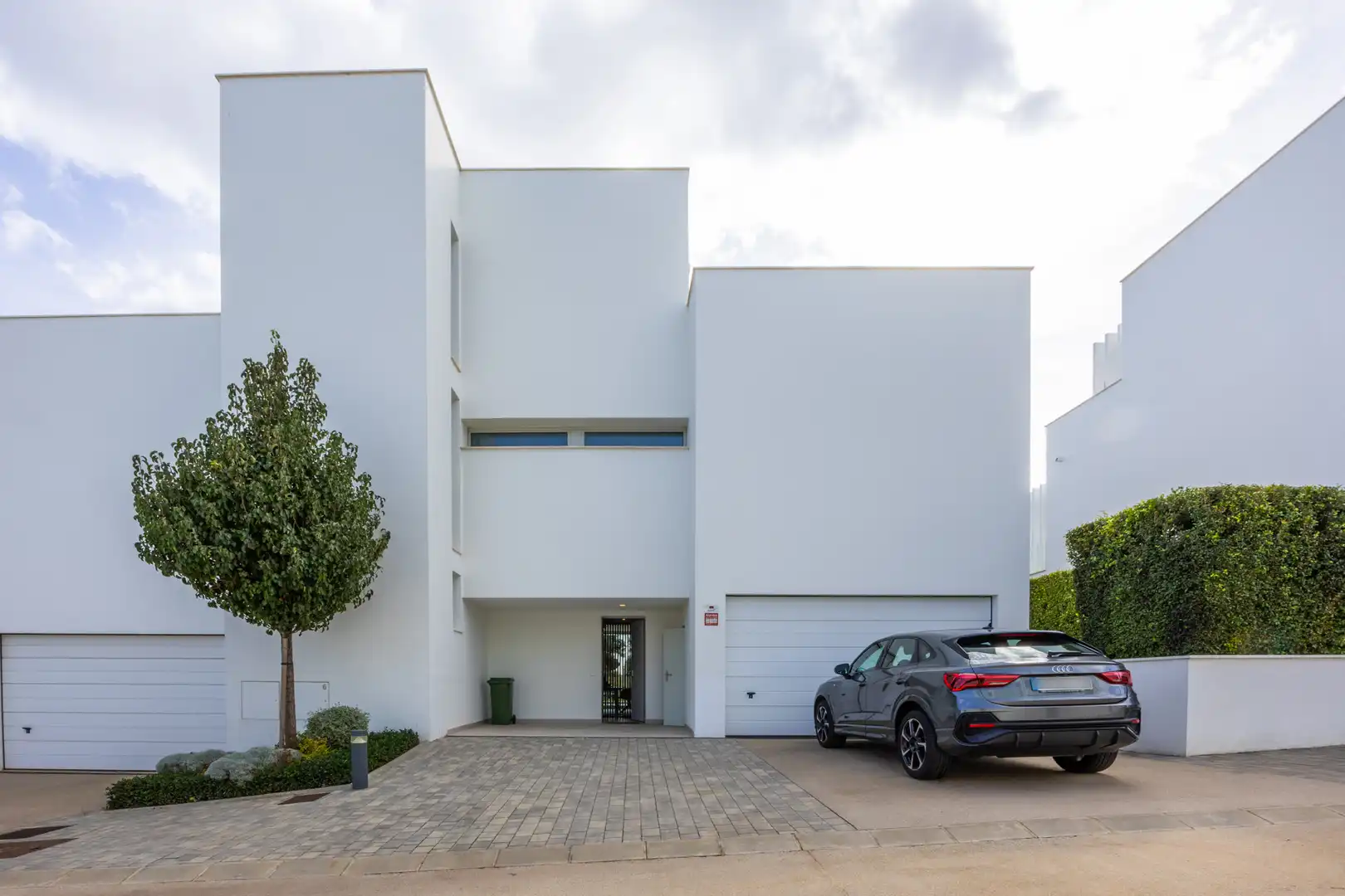 Vista exterior de Casa adosada en venda en Sotogrande amb Aire condicionat, Calefacció i Jardí privat