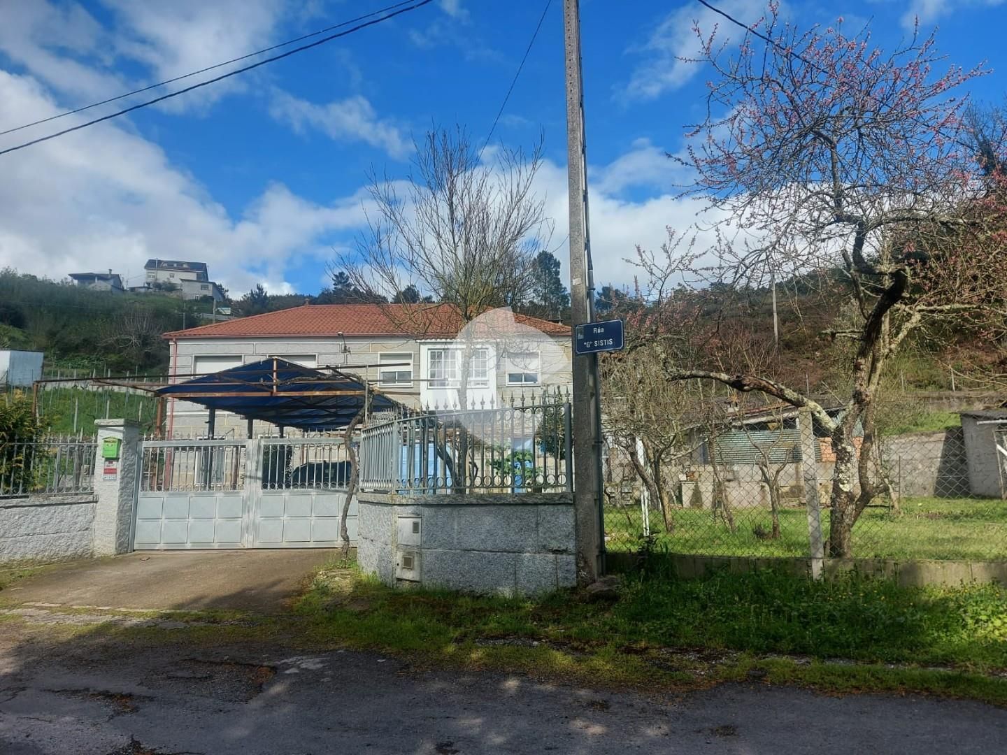 Vista exterior de Casa o xalet en venda en Ourense Capital  amb Jardí privat