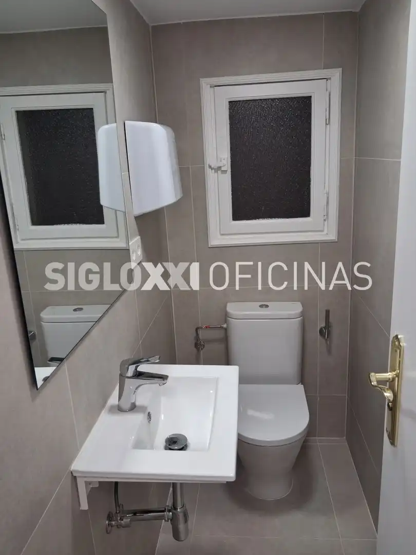 Baño de Oficina de alquiler en Barcelona con Aire acondicionado y Calefacción