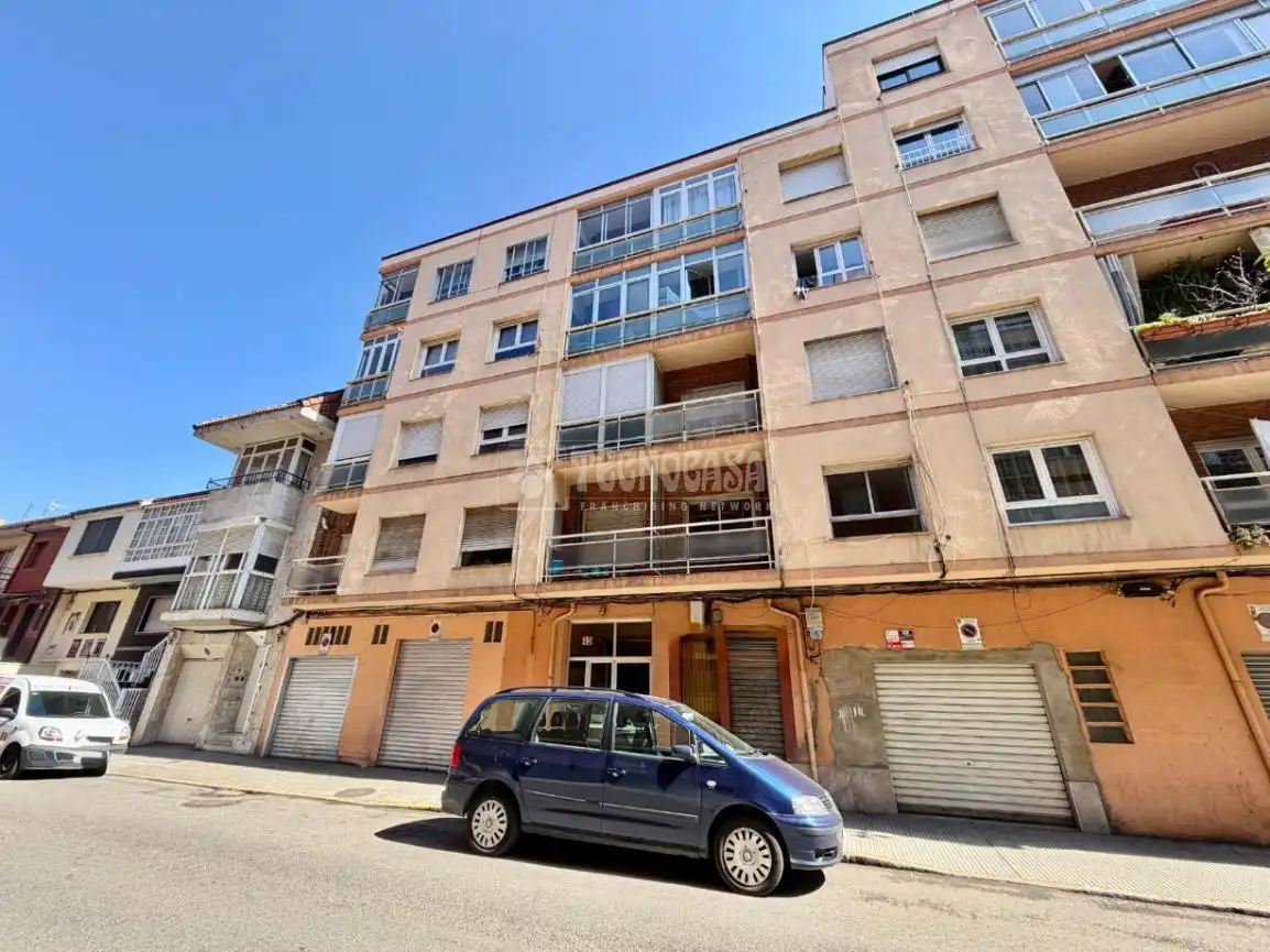 Vista exterior de Piso en venta en León Capital  con Calefacción, Parquet y Balcón