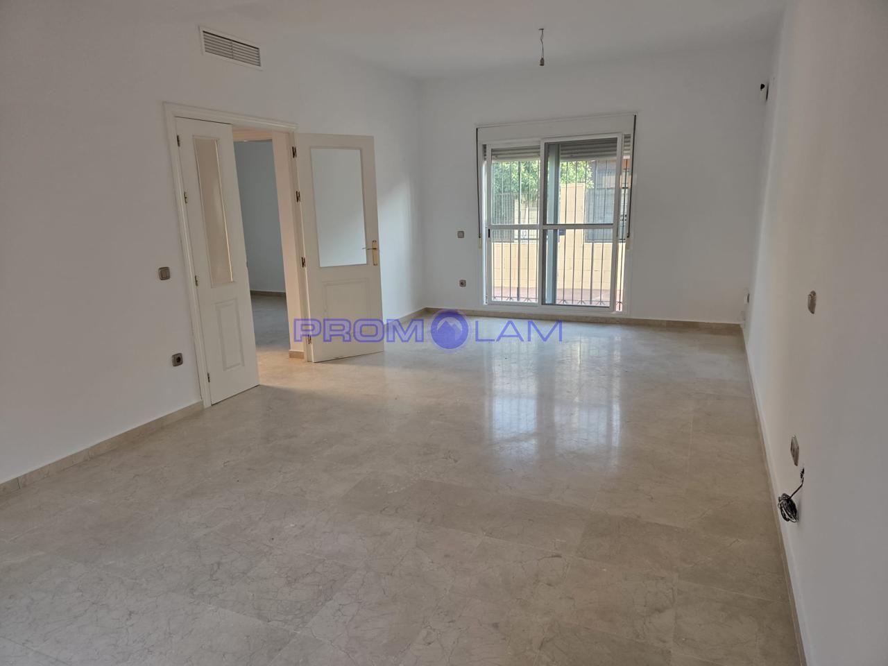 Sala d'estar de Casa o xalet en venda en Mairena del Aljarafe amb Aire condicionat, Jardí privat i Terrassa