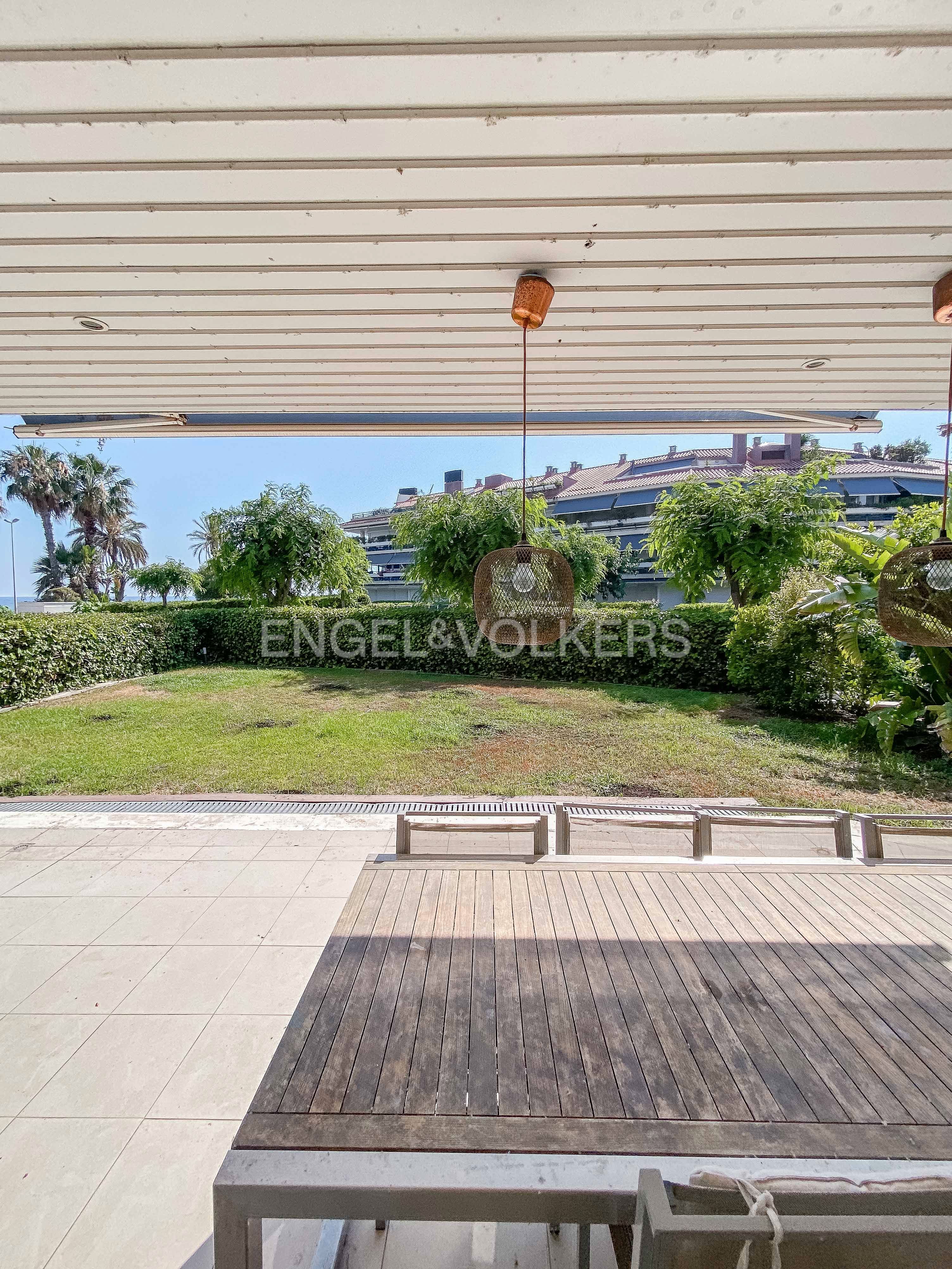 Terrassa de Apartament de lloguer en Sitges amb Aire condicionat, Calefacció i Jardí privat