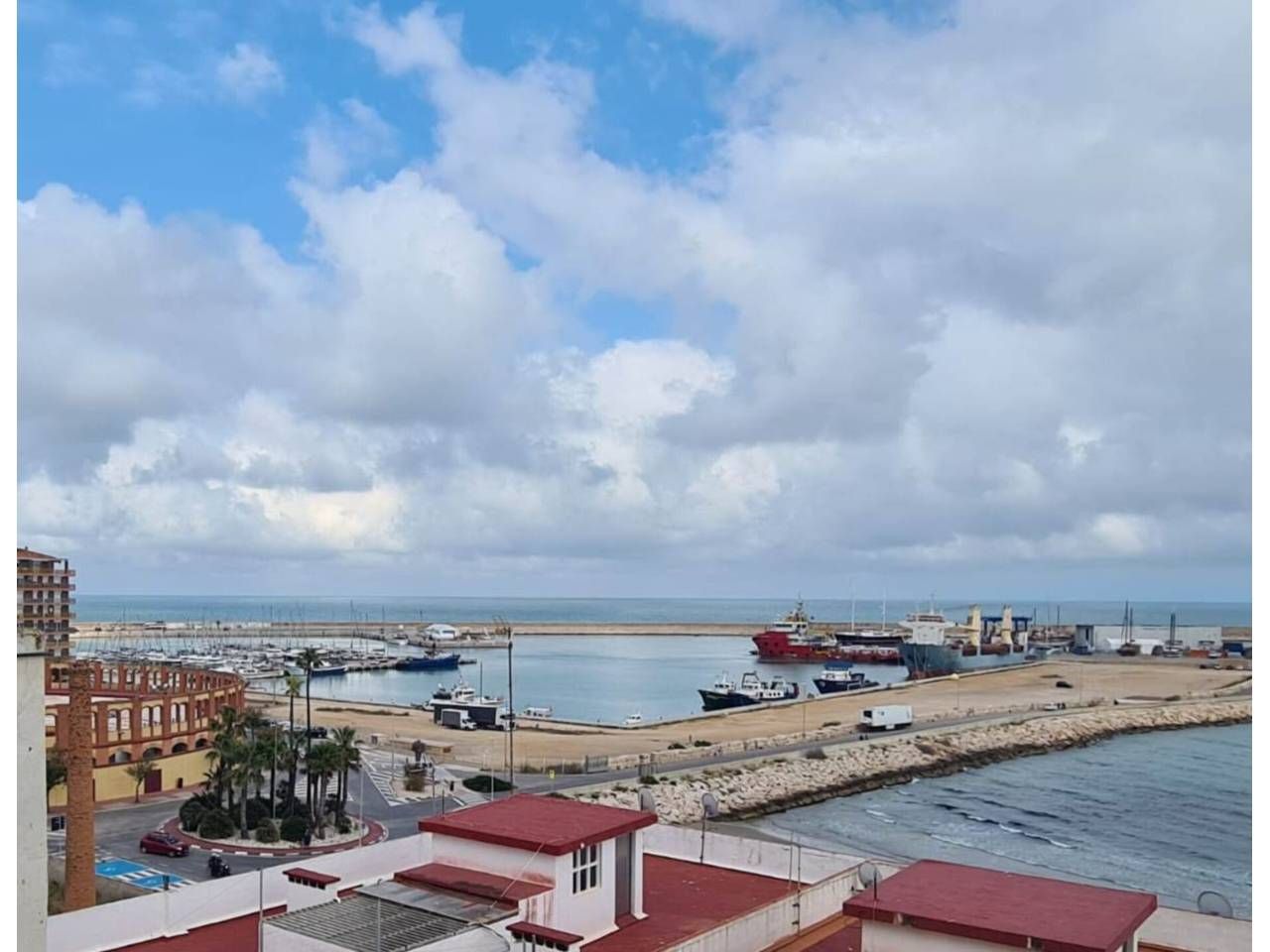 Vista exterior de Àtic en venda en Vinaròs amb Aire condicionat, Terrassa i Moblat
