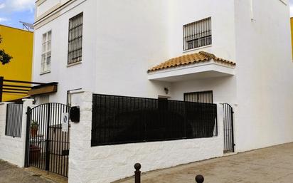 Vista exterior de Casa o xalet en venda en Gerena amb Aire condicionat, Calefacció i Parquet