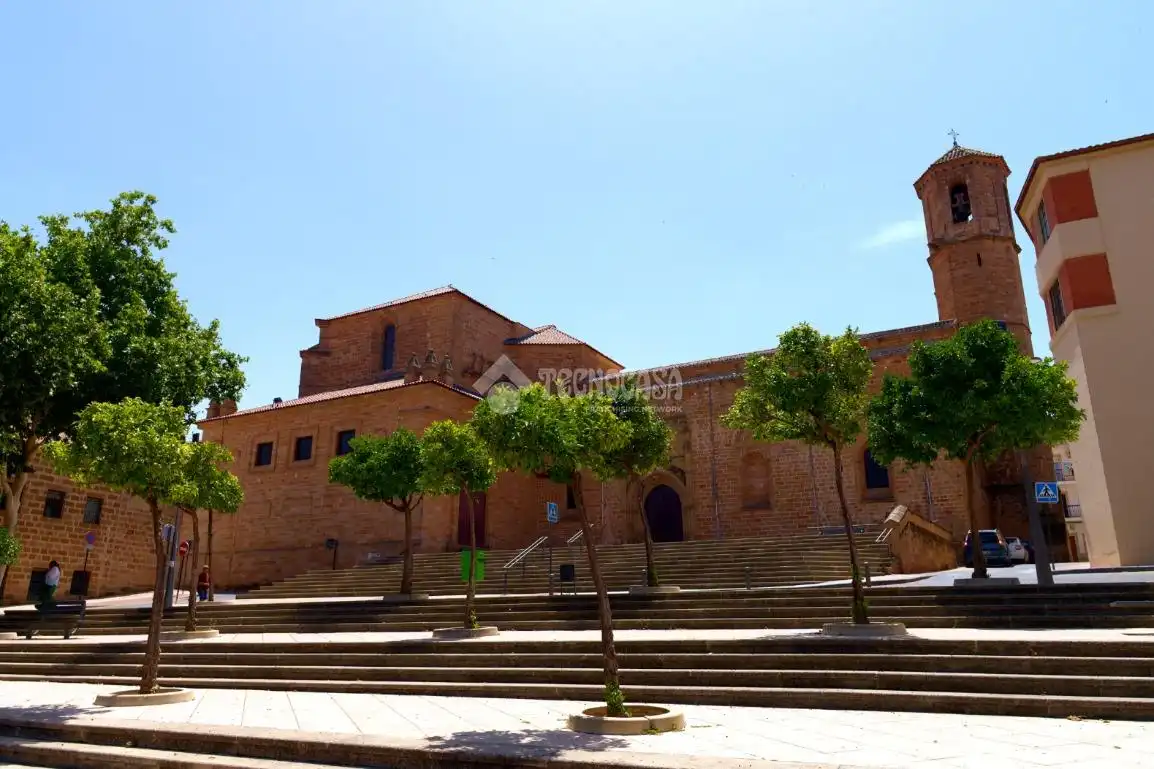 Außenansicht von Einfamilien-Reihenhaus zum Verkauf in Linares