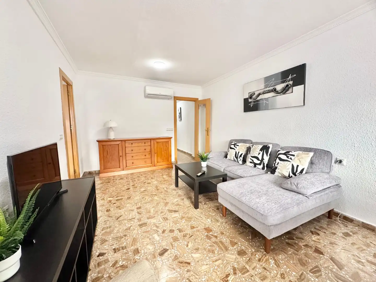 Sala d'estar de Apartament de lloguer en Torrevieja amb Aire condicionat, Moblat i Rentadora