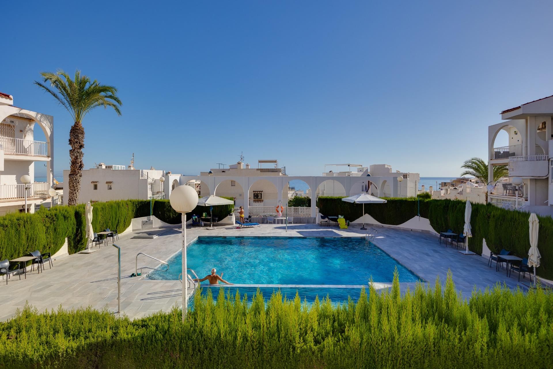 Piscina de Apartamento en venta en Torrevieja con Terraza, Amueblado y Piscina comunitaria