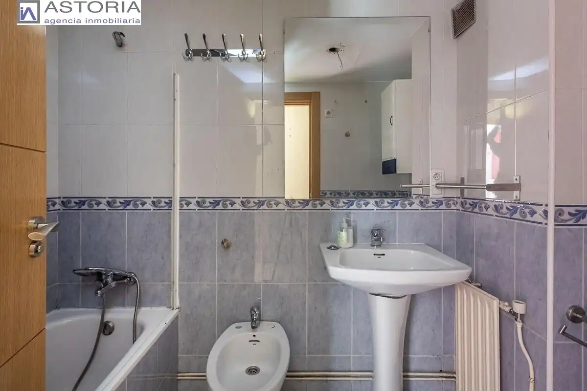 Bathroom of Flat for sale in Granada  with Heating