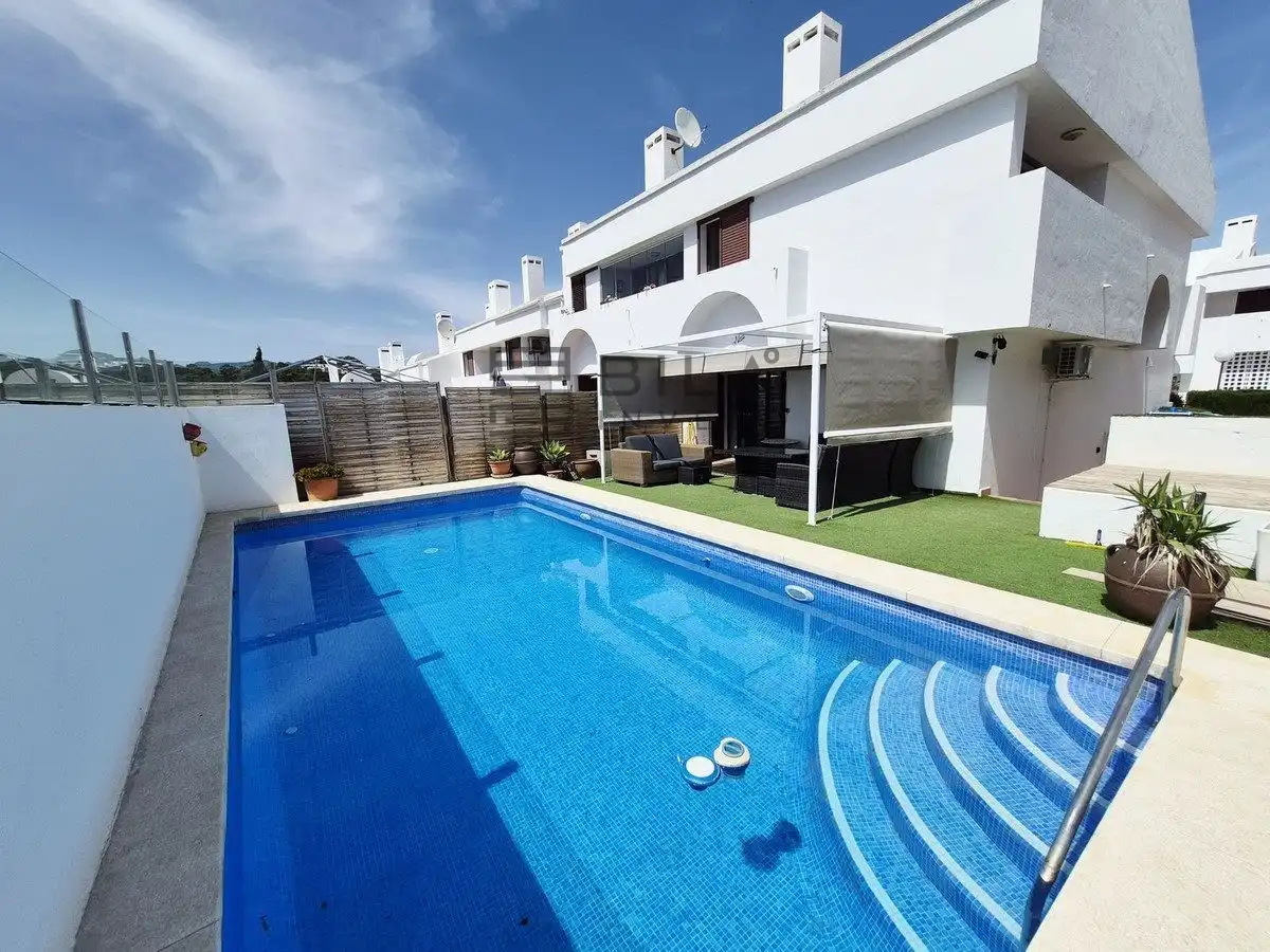 Adossat amb piscina en venda a Araijanal