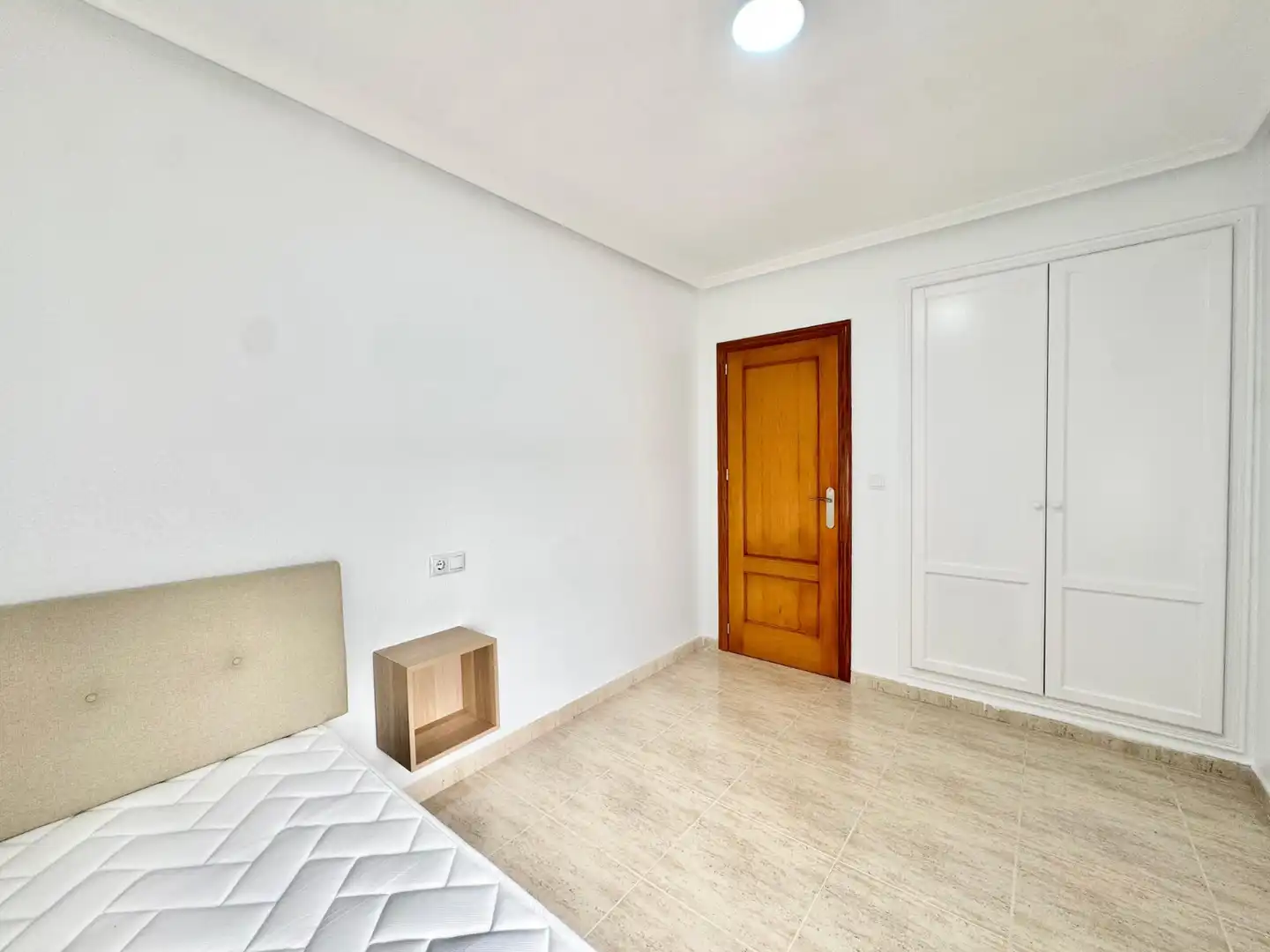 Dormitori de Apartament de lloguer en Guardamar del Segura amb Aire condicionat, Moblat i Rentadora