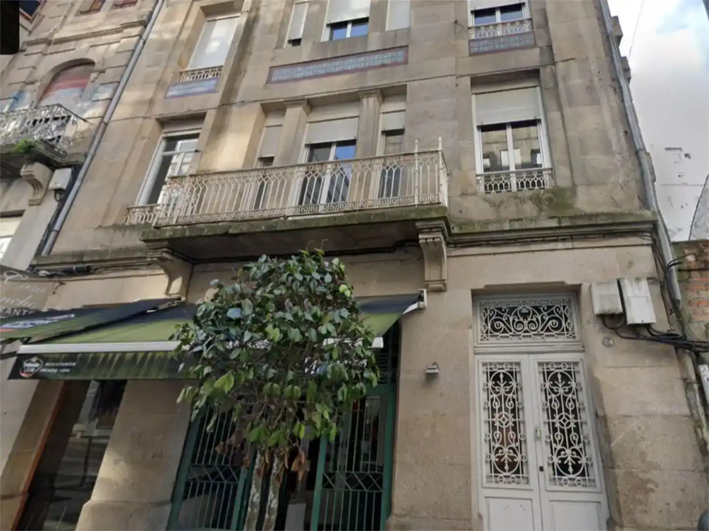 Vista exterior de Casa adosada en venta en Vigo  con Parquet y Balcón