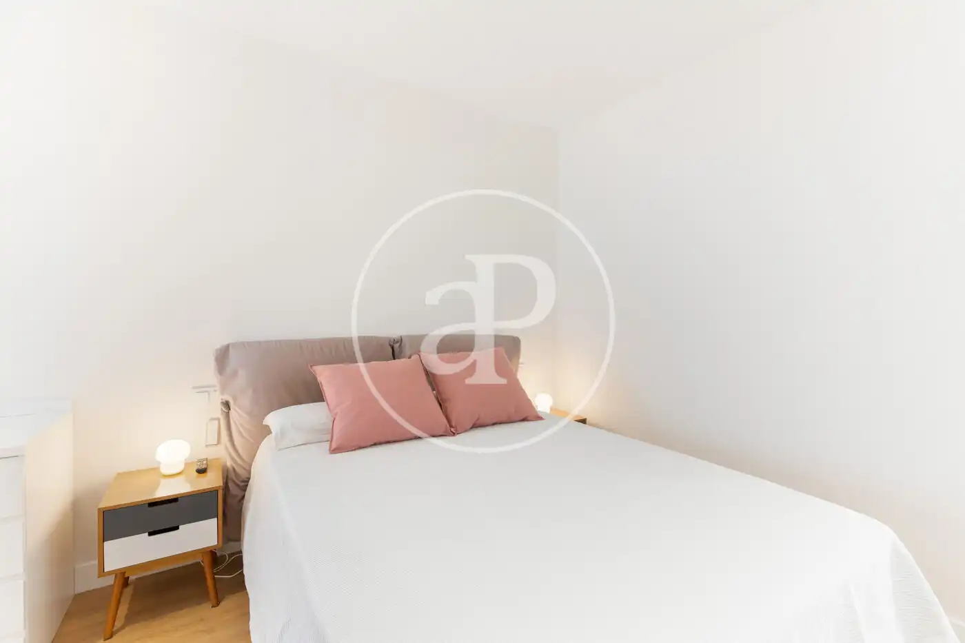 Schlafzimmer von Dachboden zur Miete in Madrid mit Klimaanlage, Heizung und Terrasse
