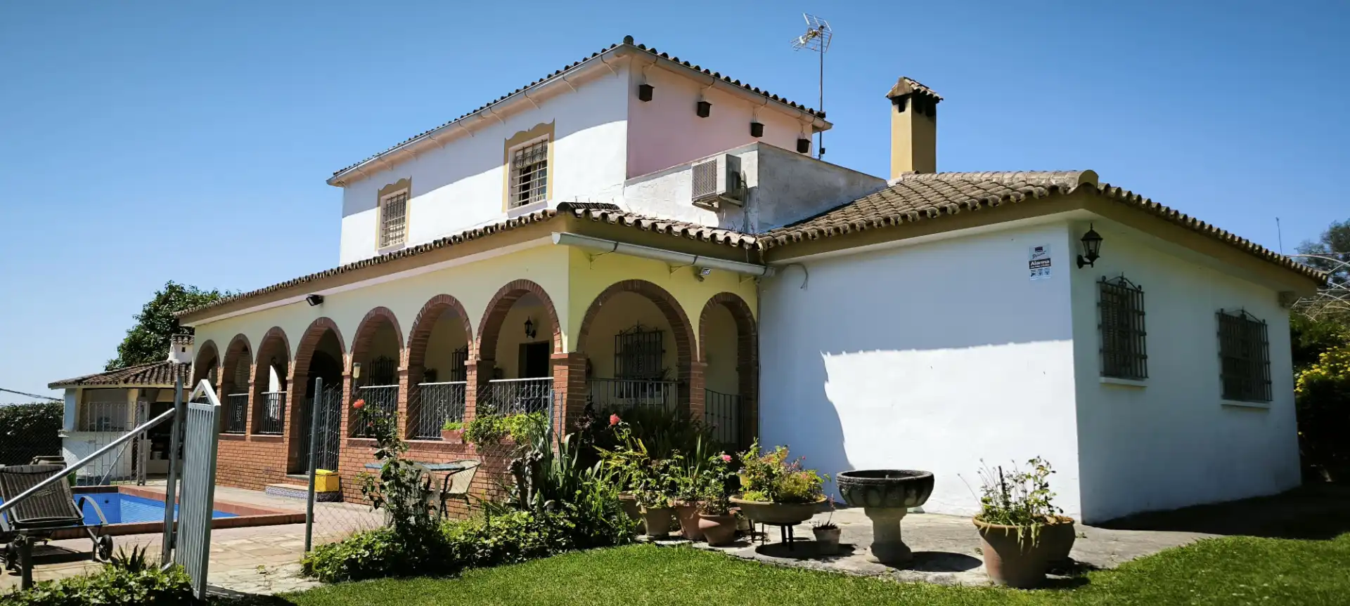 Vista exterior de Casa o xalet en venda en Jimena de la Frontera amb Piscina