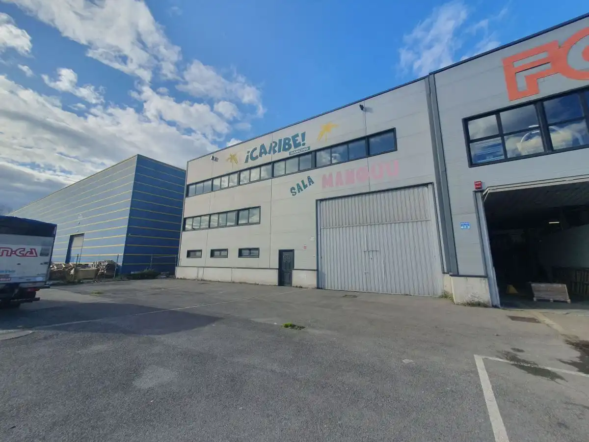 Industrial building for sale in Llaranes