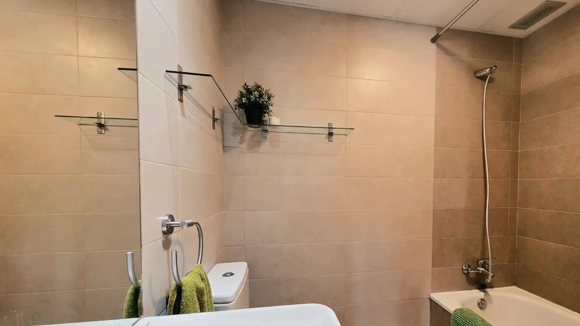 Bany de Pis en venda en San Juan de Aznalfarache amb Aire condicionat, Jardí privat i Parquet