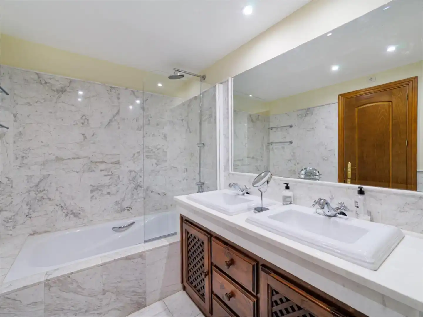 Badezimmer von Dachboden zum Verkauf in Estepona mit Klimaanlage