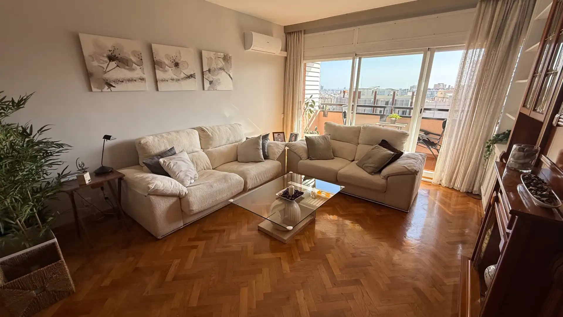 Living room of Flat for sale in Barcelona  with Air Conditioner, Heating and Parquet flooring