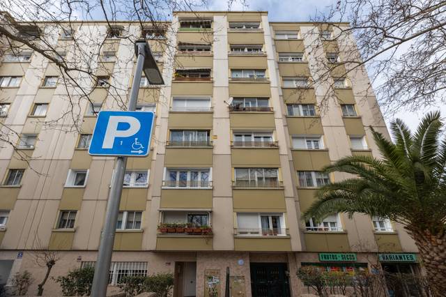 Piso en Venta en Calle de Molins de Rey en Tres Olivos - Valverde