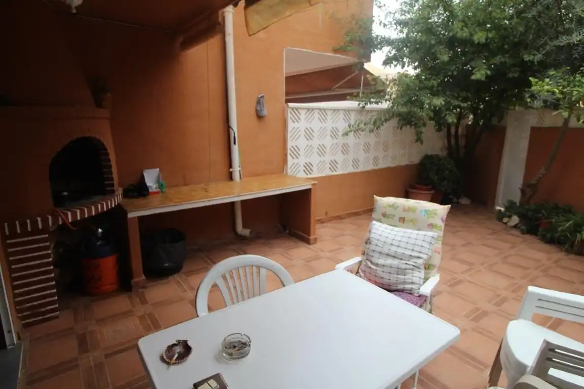Terrassa de Casa adosada en venda en Torrevieja amb Jardí privat, Terrassa i Moblat