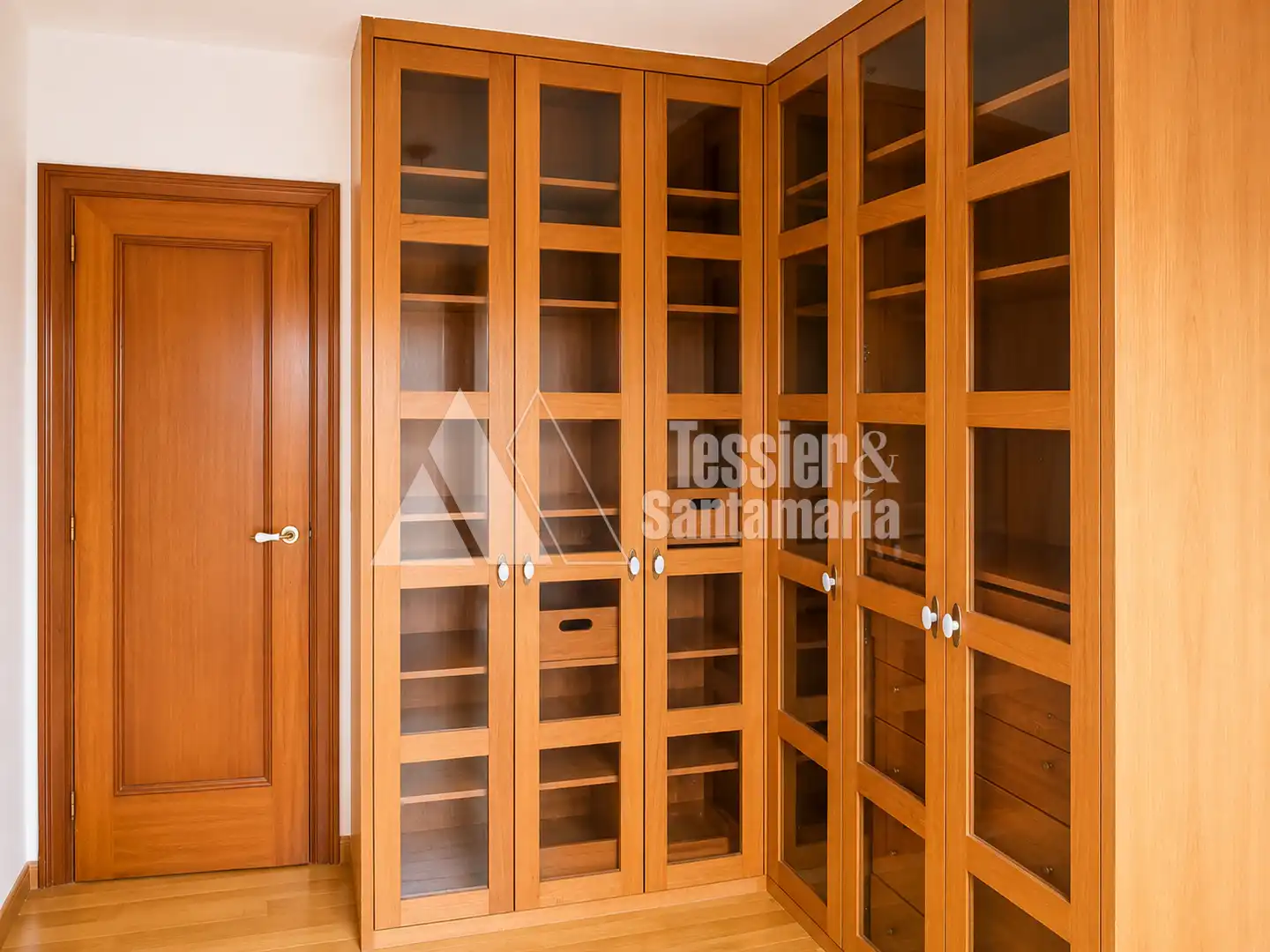 Dormitori de Pis de lloguer en Gijón  amb Calefacció, Parquet i Forn