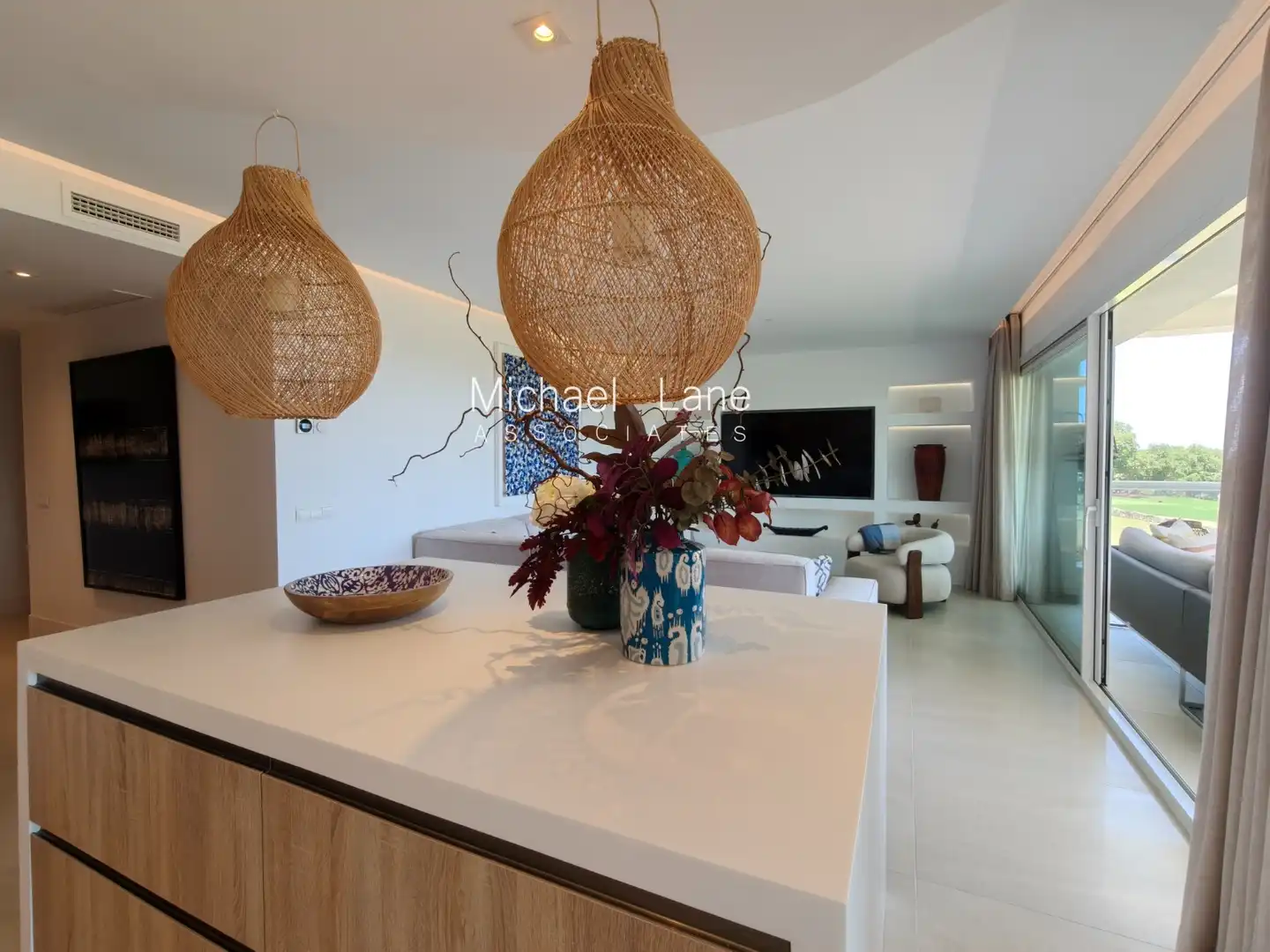 Wohnzimmer von Wohnung zum Verkauf in Sotogrande mit Klimaanlage, Heizung und Terrasse