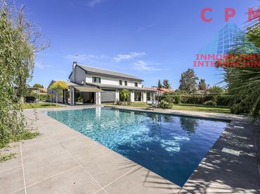 Villa con piscina in affitto a Urbanizaciones