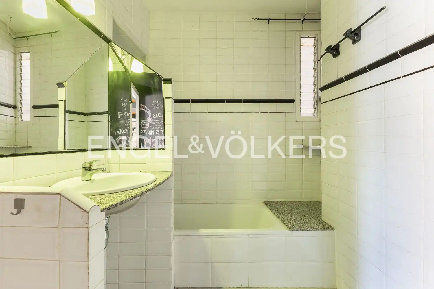 Bathroom of Flat for sale in Valencia  with Air Conditioner, Heating and Balcony