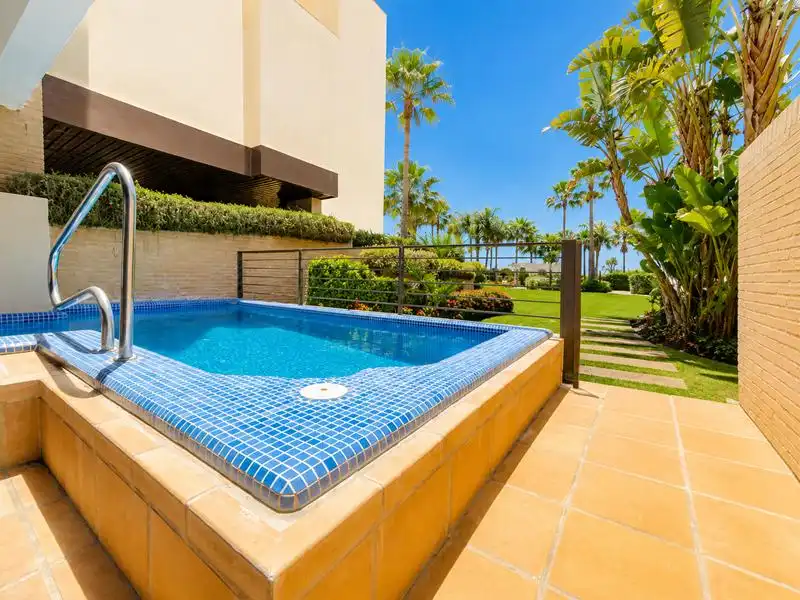 Piscina de Pis de lloguer en Estepona amb Jardí privat, Terrassa i Moblat